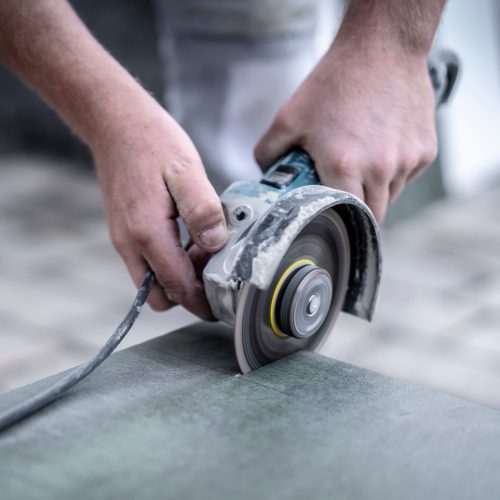 Fliesenleger bei der Arbeit, Renovierung eines Badezimmers Fliesenleger bei der Arbeit, Renovierung eines Badezimmers